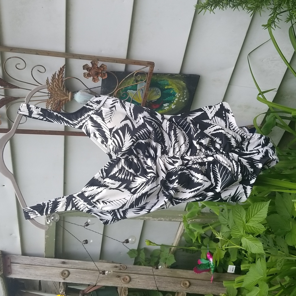 Azul by Maxine of Hollywood Swim 1 pc Bathing Suit Black White Leaf Plus sz 18
